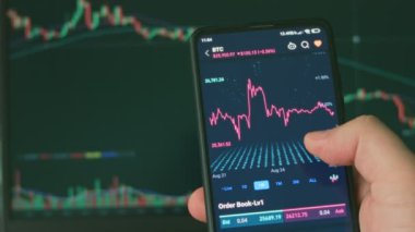 Akıllı telefon ve bilgisayar kullanarak yatırımcı finansal veri kripto borsasını, bozuk para fiyatını analiz ediyor. Çevrimiçi ticaret. Kripto para birimi kavramı