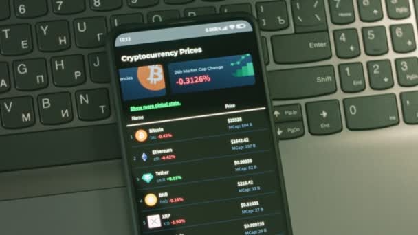 Inwestor Korzystający Smartfona Analizującego Dane Finansowe Crypto Giełda Cena Bitcoin — Wideo stockowe