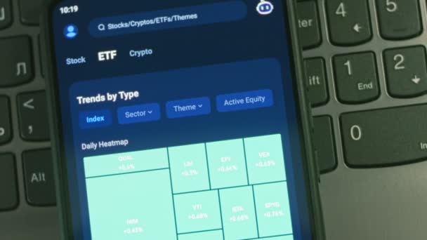 Investor Bruker Smarttelefonen Til Analysere Finansielle Data Krypto Aksjemarkedet Pris – stockvideo