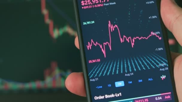 Inwestor Korzystający Smartfona Komputera Analizującego Dane Finansowe Crypto Giełda Cena — Wideo stockowe