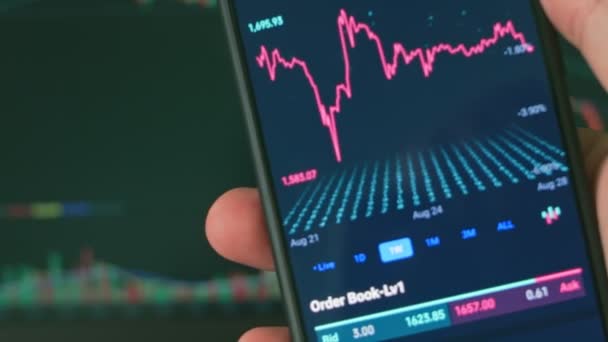 Inversor Que Utiliza Teléfono Inteligente Computadora Analizando Datos Financieros Cripto — Vídeo de stock