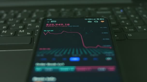 Investerare Med Hjälp Smarttelefon Analysera Finansiella Data Crypto Aktiemarknaden Mynt — Stockvideo