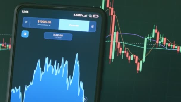 Investitore Utilizzando Smart Phone Computer Analizzando Dati Finanziari Crypto Borsa — Video Stock