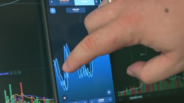 Anleger Die Smartphone Und Computer Verwenden Finanzdaten Analysieren Krypto Börse — Stockvideo
