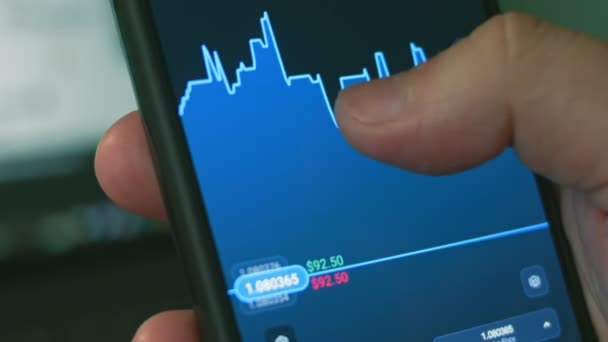 Інвестор Використовує Смартфон Аналізуючи Фінансові Дані Крипто Фондового Ринку Ціну — стокове відео
