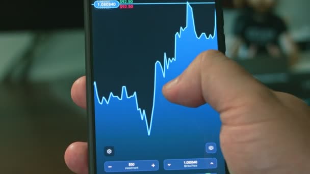 Inversor Que Utiliza Teléfono Inteligente Analizando Datos Financieros Cripto Mercado — Vídeo de stock