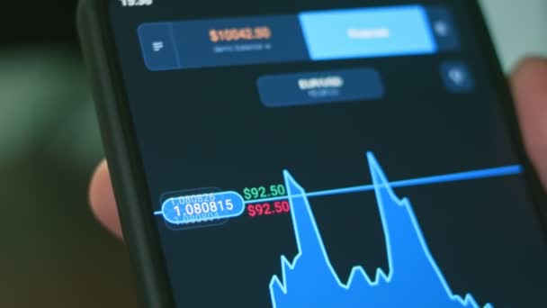 投资者使用智能手机分析财务数据加密股市 硬币价格 网上交易 加密货币概念 — 图库视频影像