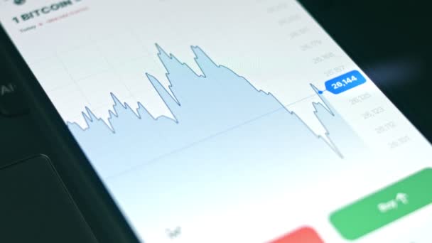 金融データ暗号株式市場 コイン価格を分析するスマートフォンを使用して投資家 オンライン取引 仮想通貨コンセプト — ストック動画