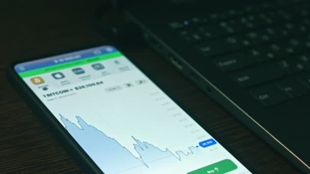 金融データ暗号株式市場 コイン価格を分析するスマートフォンを使用して投資家 オンライン取引 仮想通貨コンセプト — ストック動画