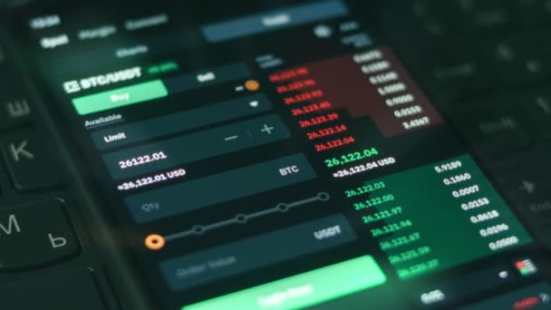 Investeerder Met Behulp Van Smart Phone Analyseren Van Financiële Gegevens — Stockvideo