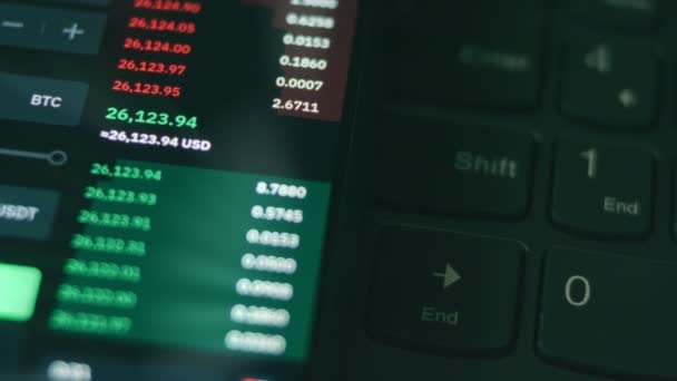 Інвестор Використовує Смартфон Аналізуючи Фінансові Дані Крипто Фондового Ринку Ціну — стокове відео