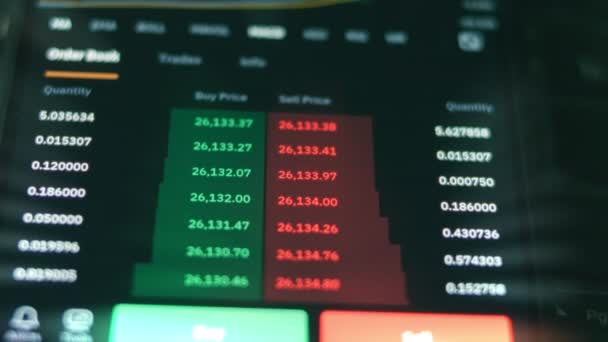 Inversor Que Utiliza Teléfono Inteligente Analizando Datos Financieros Cripto Mercado — Vídeo de stock