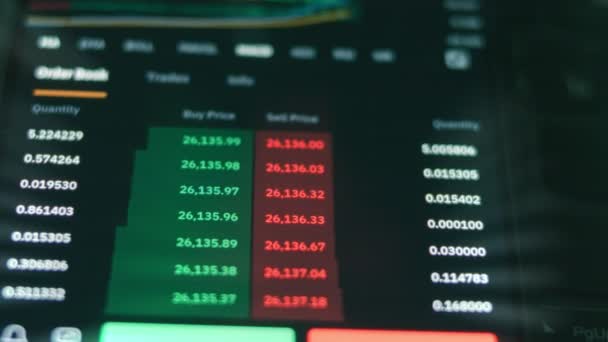 金融データ暗号株式市場 コイン価格を分析するスマートフォンを使用して投資家 オンライン取引 仮想通貨コンセプト マクロビュー — ストック動画
