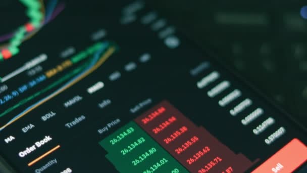 Инвестор Использующий Смартфон Анализирующий Финансовые Данные Крипто Фондового Рынка Цену — стоковое видео