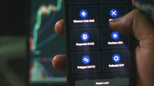 Investor Menggunakan Telepon Pintar Dan Komputer Menganalisis Data Keuangan Kripto — Stok Video