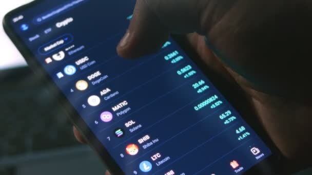Investor Bruker Smarttelefonen Til Analysere Finansielle Data Krypto Aksjemarkedet Pris – stockvideo