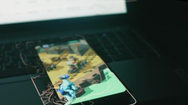 Cep telefonundaki madencilik oyunu simülasyonu. Hologram etkisi