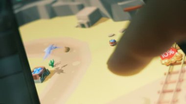 Cep telefonundaki madencilik oyunu simülasyonu. Hologram etkisi. Makro görünüm