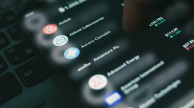 Cep telefonu ekranındaki borsa verileri. Mali veri kavramı. Borsa fiyatlandırması. Pazar Analizi. Hologram etkisi, makro