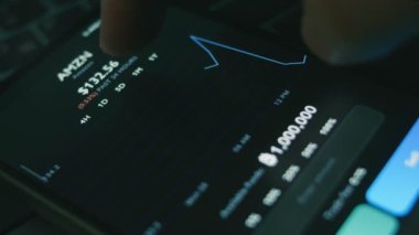 Cep telefonu ekranındaki borsa verileri. Mali veri kavramı. Borsa fiyatlandırması. Grafikte pazar analizi. Hologram etkisi, makro