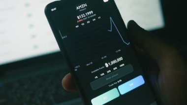 Cep telefonu ekranındaki borsa verileri. Mali veri kavramı. Borsa fiyatlandırması. Grafikte pazar analizi. Hologram etkisi, makro