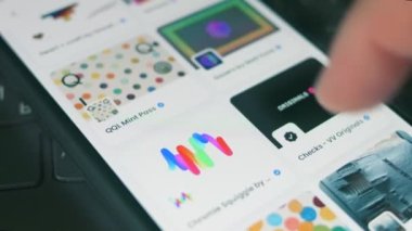 Bir cep telefonuyla NFT pazarını kapatın. Hologram etkisi, makro