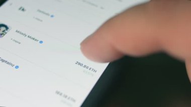 Bir cep telefonuyla NFT pazarını kapatın. Hologram etkisi, makro