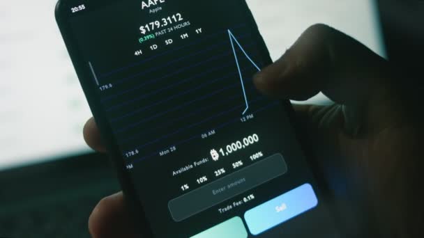 携帯電話の画面上の株式市場データ 金融データコンセプト 株式市場価格について 市場分析をグラフで ホログラム効果 マクロ — ストック動画