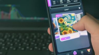 Bir cep telefonuyla NFT pazarını kapatın. Hologram etkisi, makro