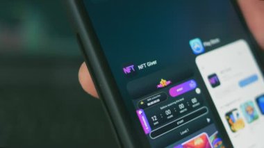 Bir cep telefonuyla NFT pazarını kapatın. NFT uygulamasını araştırıyorum. Hologram etkisi, makro
