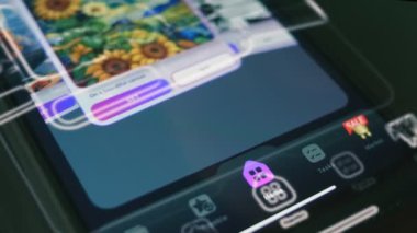 Bir cep telefonuyla NFT pazarını kapatın. NFT uygulamasını araştırıyorum. Hologram etkisi, makro