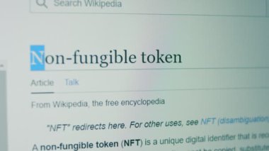 Bilgisayar ekranında parasız jetonla ilgili bilgi. Finansal olmayan Jeton NFT, sanat, video klipler, müzik ve daha fazlası gibi gerçek eşyaların mülkiyetini temsil eden eşsiz bir dijital varlıktır.
