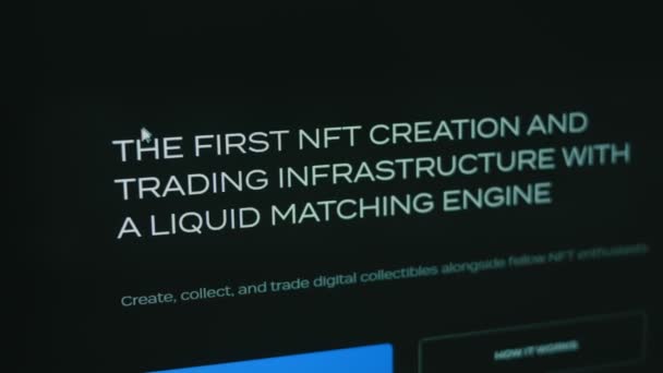 コンピュータ画面上のNftに関する情報 Nftは アート ビデオクリップ 音楽などの現実世界のアイテムの所有権を表すユニークなデジタル資産です ホログラム効果 — ストック動画