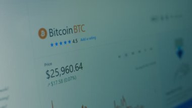 Bilgisayar ekranındaki şifreli veriler. Kripto para birimi konsepti. Bitcoin fiyatı. Bitcoin 'in finansal endeksleri ve alternatif madeni paralar zaman borsasının duvarında aşağı yukarı değişiyor. Hologram etkisi, makro