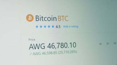 Bilgisayar ekranındaki şifreli veriler. Kripto para birimi konsepti. Bitcoin döviz kuru farklı para birimlerinde. Hologram etkisi