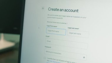 Kripto piyasasına yatırım yapmak için yeni bir hesap açıyorum. Bilgisayar ekranına kaydedilecek alanlar tamamlanıyor. Dijital para için online cüzdan. Kripto para birimi konsepti. Hologram etkisi