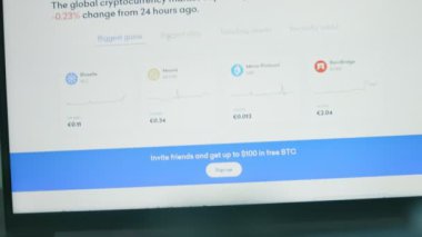 Küresel kripto piyasa değeri bilgisayar ekranında toplam miktar. Panik hali. Kripto para birimi konsepti. Hologram etkisi, makro