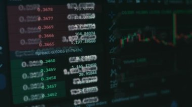 Bilgisayar ekranındaki şifreli veriler. Kripto para birimi konsepti. Piyasa fiyatlandırması. Alternatif madeni para endeksleri zaman borsası duvarında aşağı yukarı değişiyor. Hologram etkisi, makro