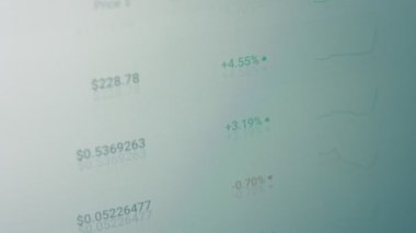 Bilgisayar ekranındaki şifreli veriler. Kripto para birimi konsepti. Bitcoin ve alternatif madeni paralar için piyasa fiyatları. Hologram etkisi, makro