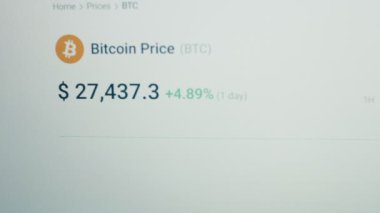 Bitcoin fiyatı ve Bitcoin 'leri bilgisayar ekranında Amerikan dolarına çevirmek. Kripto para birimi konsepti. Bitcoin için piyasa fiyatları. Hologram etkisi, makro