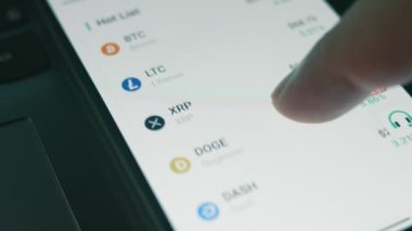 Cep telefonu ekranındaki şifreli veriler. Kripto para birimi konsepti. Piyasa fiyatlandırması. Bitcoin ve alternatif madeni para endeksleri zamanla yukarı ve aşağı değişir
