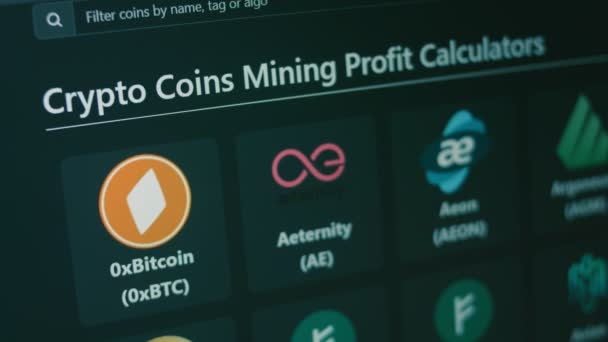 Cripto硬币在电脑屏幕上开采利润计算器 Bitcoin Gpu Mining 开采硬币 全息图效果 — 图库视频影像
