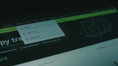 Bilgisayar ekranında şifreli veriler. Kripto para piyasası araştırması. Kripto para birimi konsepti. Hologram etkisi