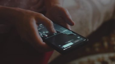İşadamı, yatırımcı, tüccar, analizci, cep telefonu ekranındaki hisse senedi fiyatlarının grafiğine bakıyor. Banka yatırımı.