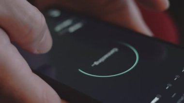 Cep telefonundaki internet hızını kontrol ediyorum, hız uygulamasını kullanarak. Makro görünüm.