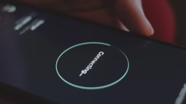 Cep telefonundaki internet hızını kontrol ediyorum, hız uygulamasını kullanarak. Makro görünüm.