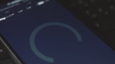 Cep telefonundaki internet hızını kontrol ediyorum, hız uygulamasını kullanarak. Makro görünüm.