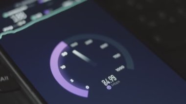 Cep telefonundaki internet hızını kontrol ediyorum, hız uygulamasını kullanarak. Makro görünüm.