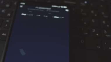 Cep telefonundaki internet hızını kontrol ediyorum, hız uygulamasını kullanarak. Makro görünüm.