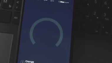 Cep telefonundaki internet hızını kontrol ediyorum, hız uygulamasını kullanarak. Makro görünüm, dinamik efekt.